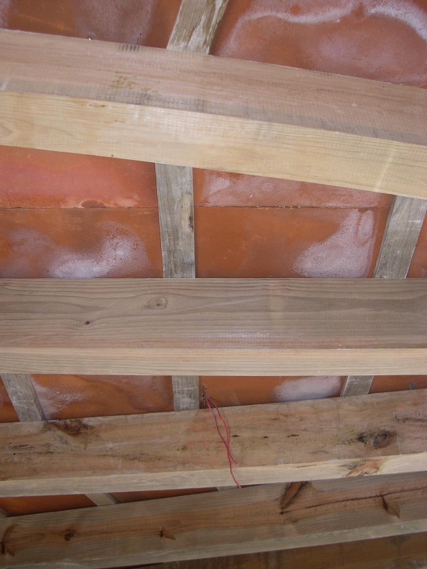 Atitlan Ecologico - Viviendas Xecujil: TIntes: las vigas