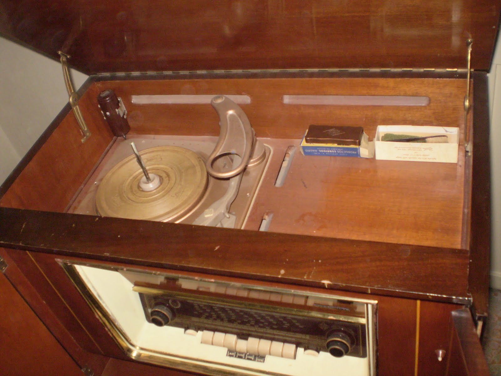 Venta de muebles clásicos y rústicos en Campo de Criptana Venta de arca Radio Tocadiscos