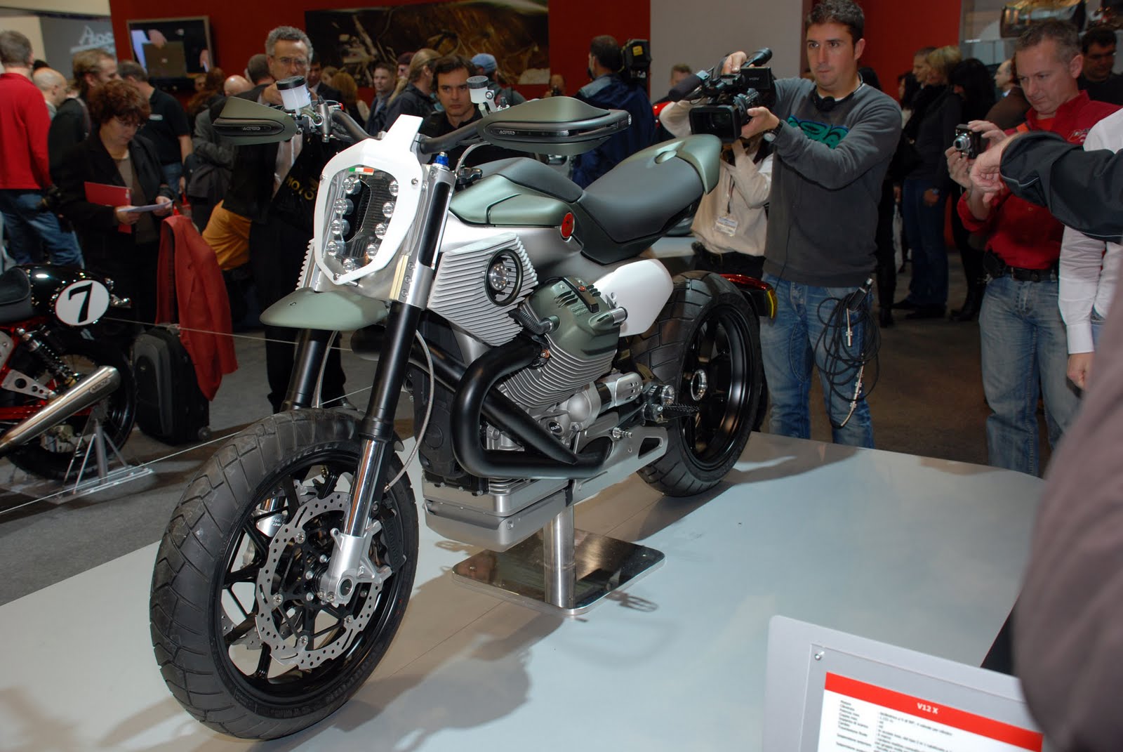 Moto Guzzi v12 Scrambler