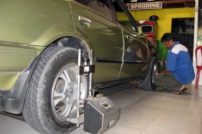 sebelum membawa mobil ke bengkel untuk spooring pemilik mobil dapat title=