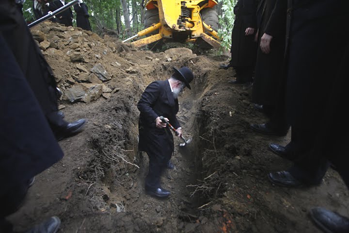 [ecgkjburialsite01a.jpg]