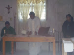 El Rev. Diácono Julio prepara el Altar.