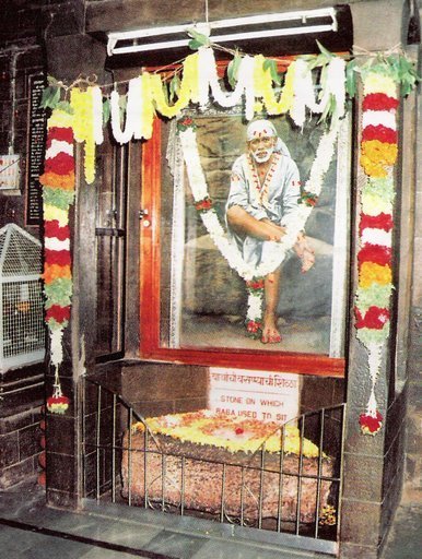 [Baba+and+Baba's+Stone+in+Dwarkamai+shirdi.jpg]