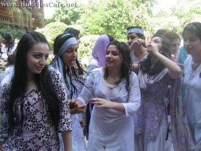 College Girls on Lahore College Girls Doing Masti In Lahore College Beautiful Lahore