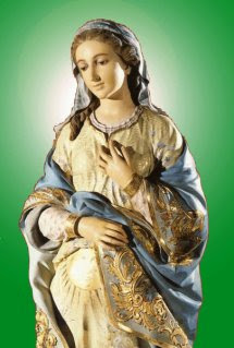 Imagen de la Virgen María embarazada con la mano descansando sobre su vientre y una mirada pensativa