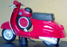 1965 Vespa 90 Super Sprint - 1/18 Maisto Miniature Vehicle Motorcycle  Scooter VE