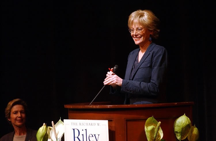 Hot Leader Celeb: 66 years old Leslie Stahl biography president 60