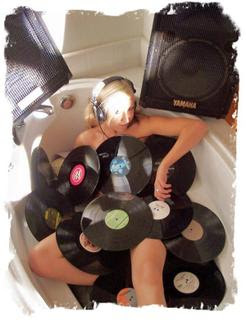 http://3.bp.blogspot.com/_yXHYzKtlr0U/SYDm_kOSwiI/AAAAAAAAAIY/gqn6HxqrbCE/s320/dj_lp_badewanne.jpg