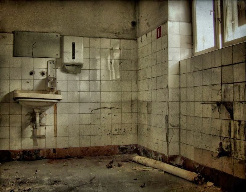 [abandoned_hospital_by_Haszczu.jpg]
