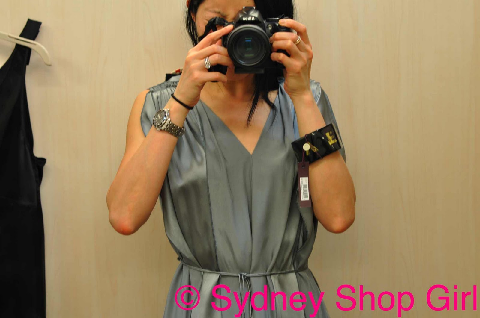 http://3.bp.blogspot.com/_yYK0NIx8d6Q/TMqLgsFfZeI/AAAAAAAAFSs/UzhQheyCIwI/s1600/stellabangleanddress.jpg