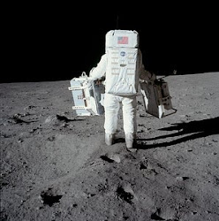 นักบินอวกาศเหยียบดวงจันทร์.
