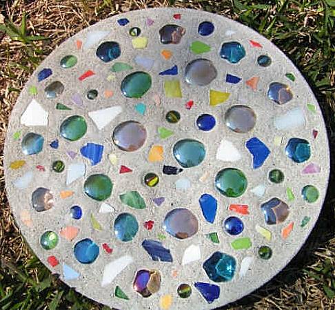 Busy Crafting...: How To Make Stepping Stones From Concrete