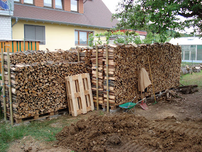 Bauen mit den Brachats: Lattung, Holz stapeln, Termin mit Fliesenleger