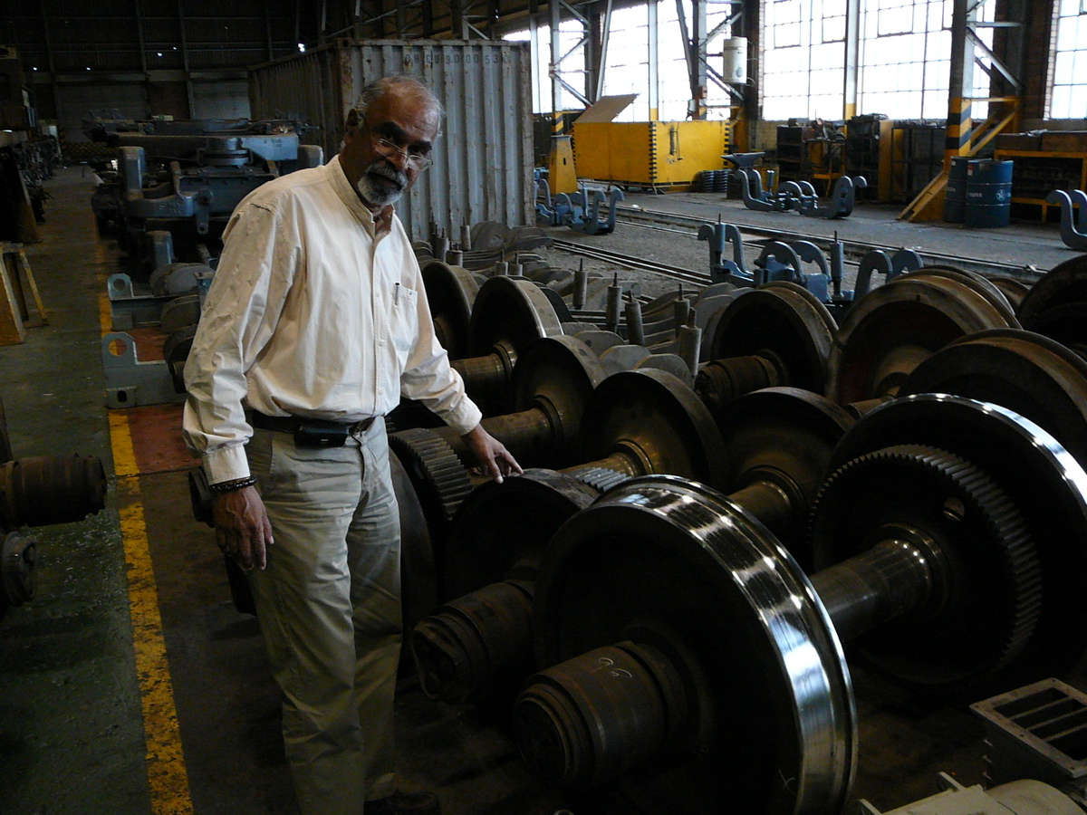 [Ashok+with+locomotive+axis.jpg]