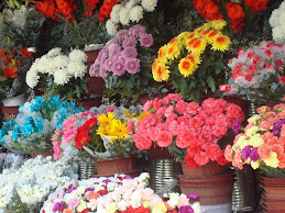 Flores en la entrada a el cementerio la chacarita