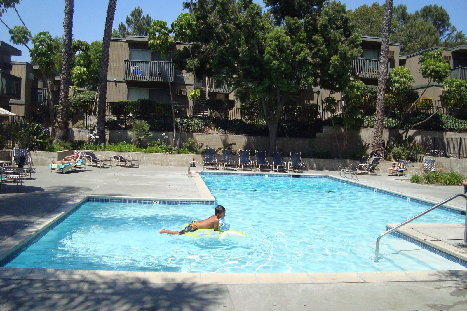 [pool-grossmont.JPG]