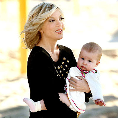 Tori Spelling takes five with 7-month-old daughter Stella 
