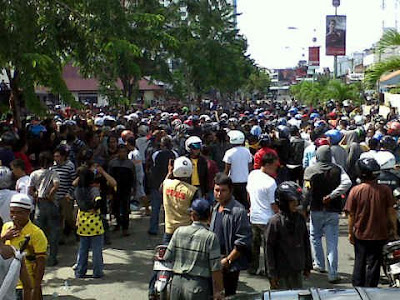 Tarakan Sepi - Usai Temui Kapolres Tarakan dan Pejabat Polda, Massa Membubarkan Diri - Kaltim Borneo Tarakan Sepi - Usai Temui Kapolres Tarakan dan Pejabat Polda, Massa Membubarkan Diri - Kaltim Borneo