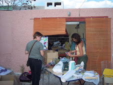 Tere e Inma ayudandome en la barbacoa