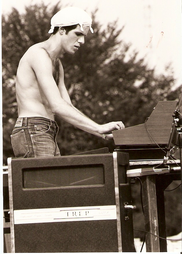 [E.F.E.+live+at+Parco+Ruffini,+Turin+(Italy)+-+ME+on+the+keyboards+(3)+-+June+30th,+1979.jpg]