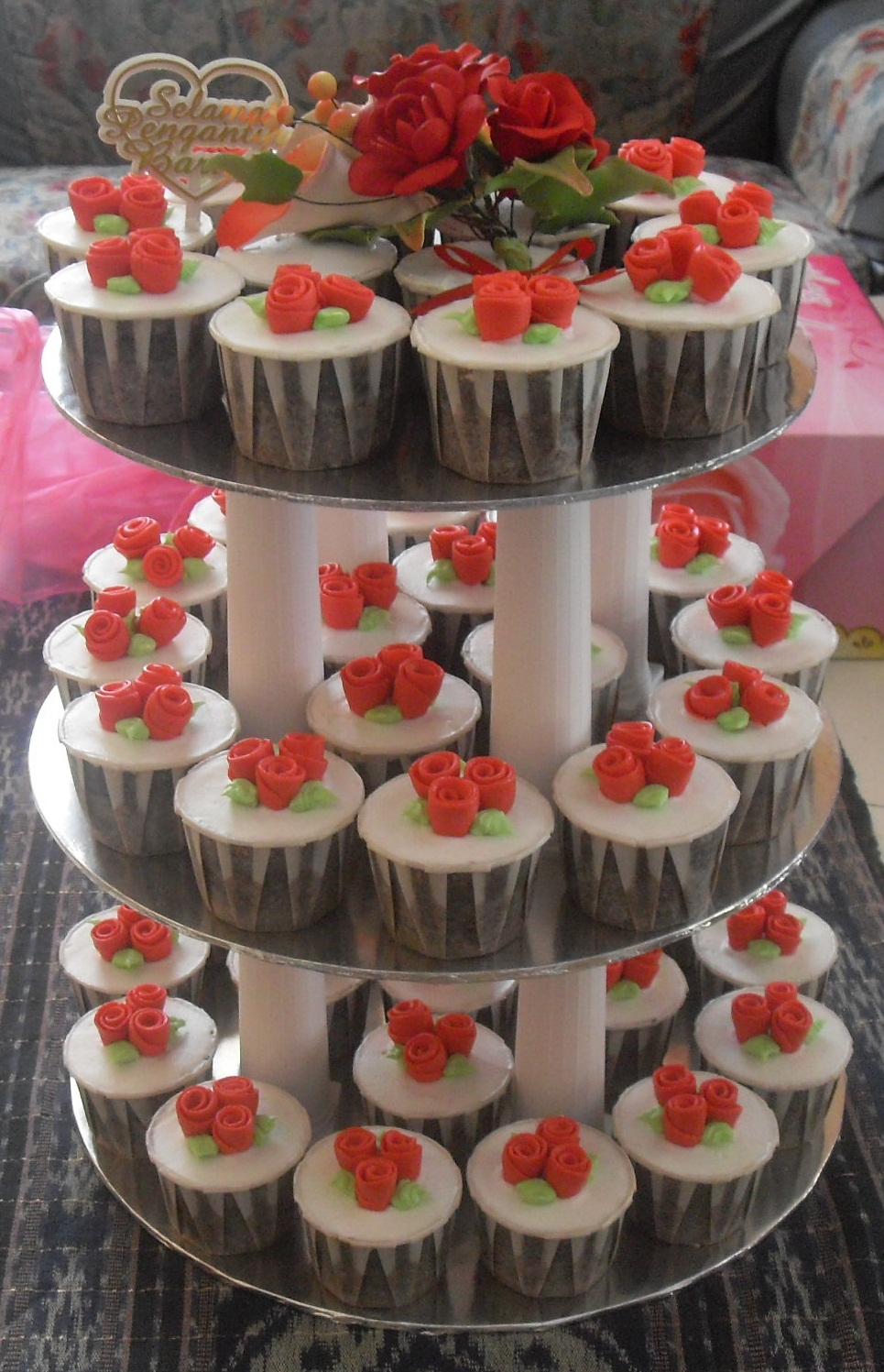 AISING PUTIH tiers cupcake..wedding SHAY & SUE....