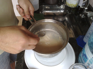 levedura sendo hidratada numa panela