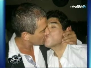 ¿Por qué las personas se vuelven Gay? Maradona+besa+omar+suarez