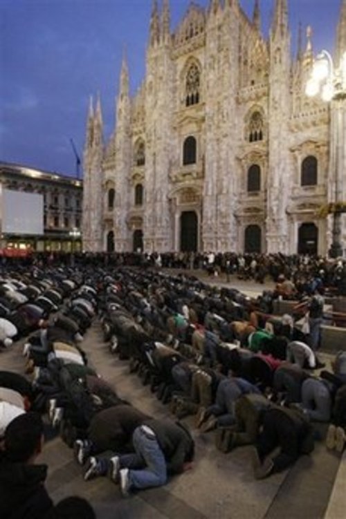 [muslims+at+milan+cathedral.JPG]