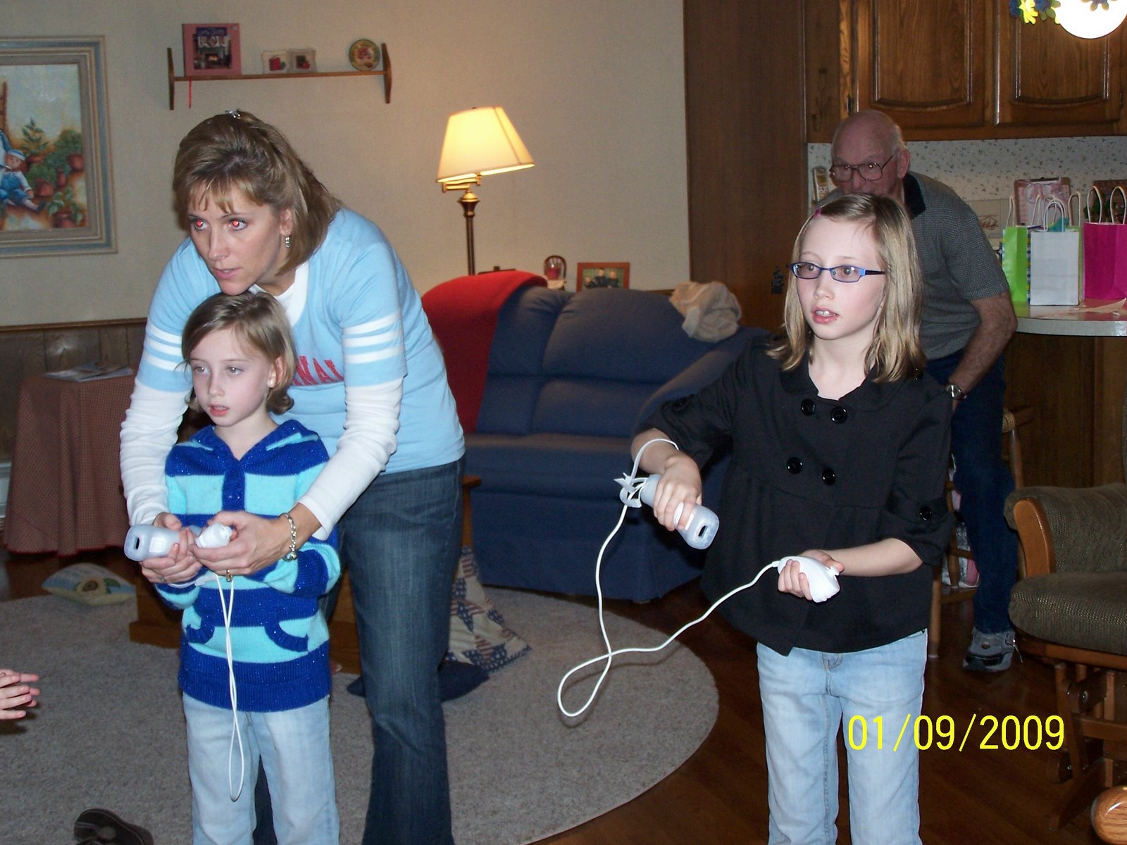 [aunt+stacy+helping+a+ski+on+wii.jpg]