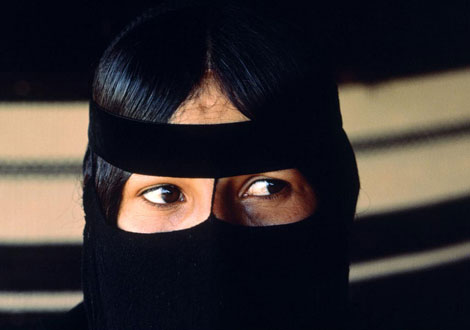 [saudiarabia_veiled-bedouin-woman.jpg]