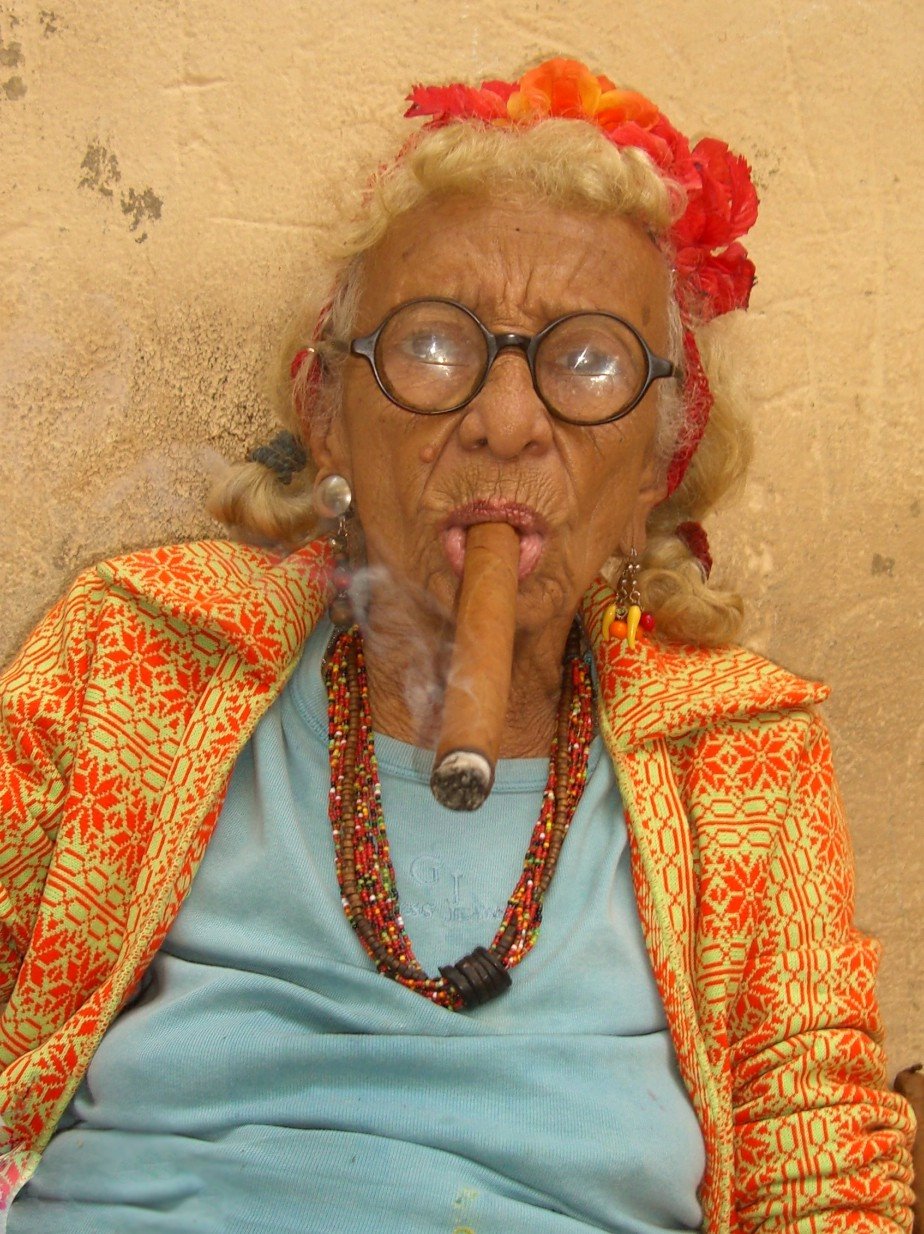 [cubana+fumando.bmp]