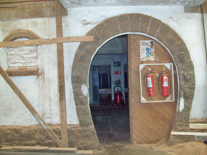 Acceso interior de caballos en la caballeriza. La puerta herradura fue fabricada de roca granítica.