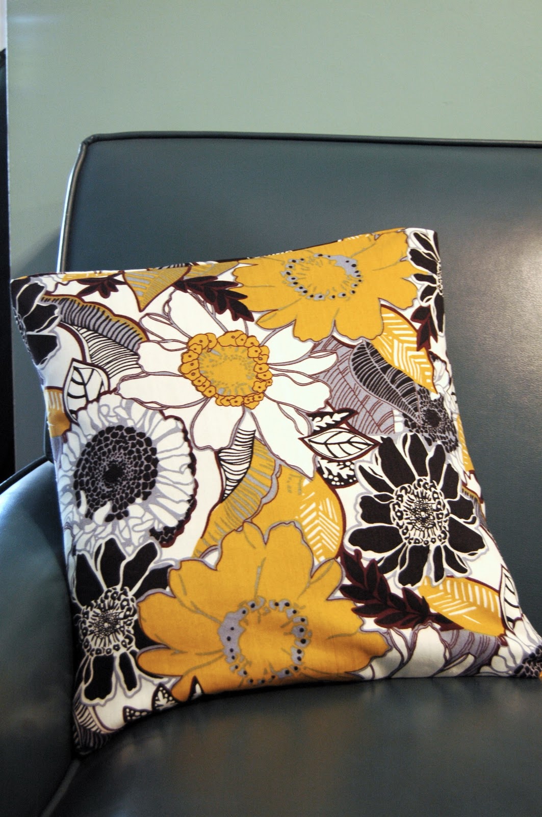 Parsimonia {Secondhand With Style}: Making {A No-Sew Pillow Cover}