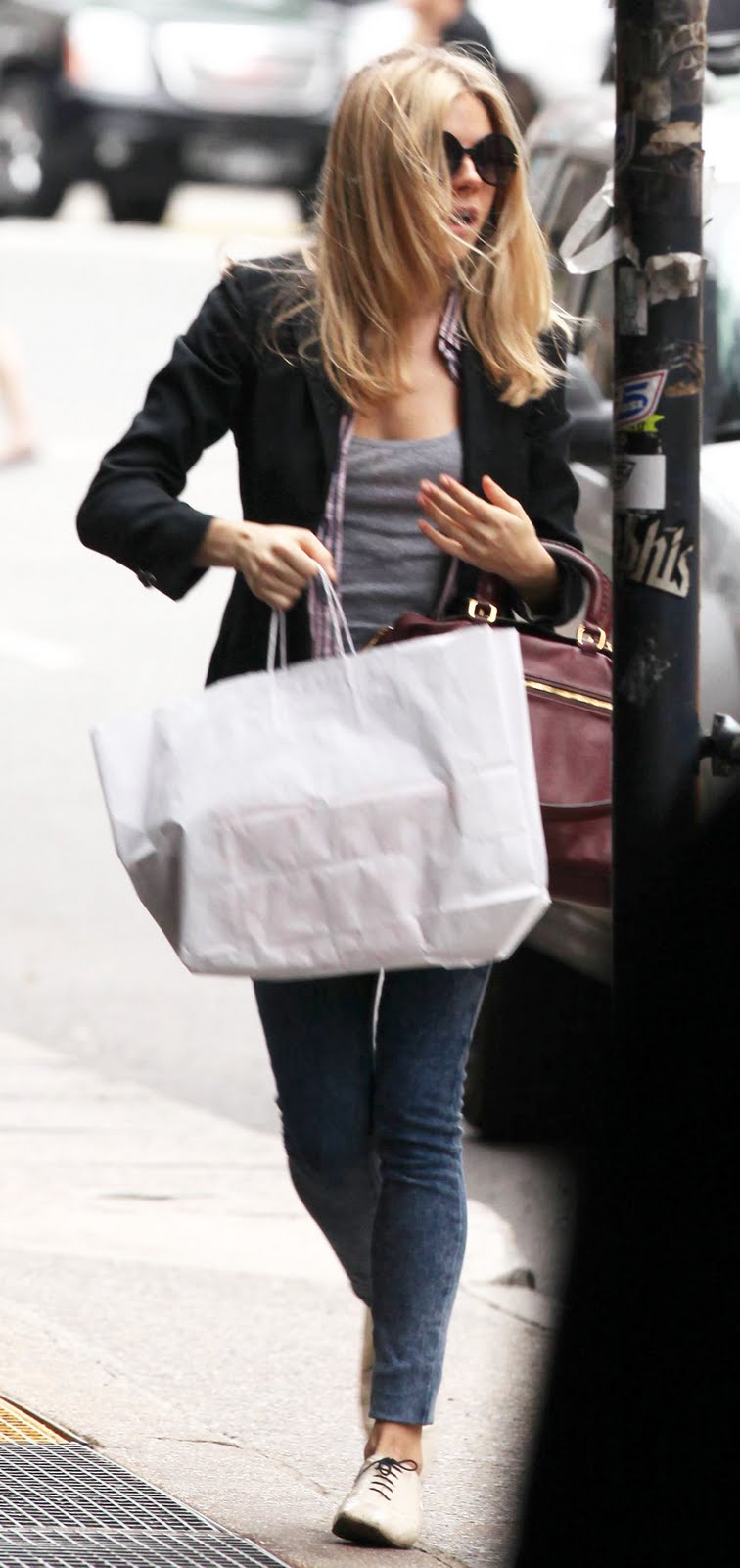 [Sienna_Miller_-_Arriving_at_her_apartment_in_NYC_03.12.2009__02.jpg]