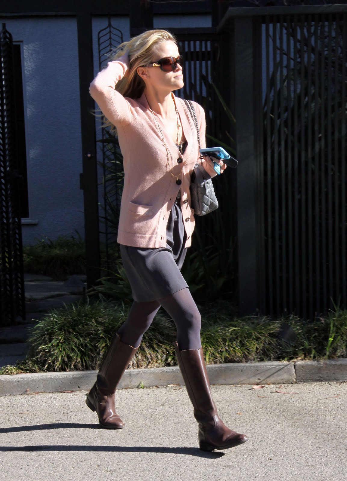 [Reese_Witherspoon_-_Leaving_a_friend's_house_in_Brentwood_04.12.2009_.jpg]