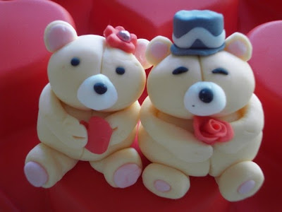Handmade figurines to top the mini wedding cake Handmade figurines to top the mini wedding cake