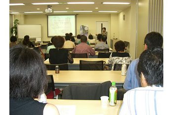 2.Dr.Kawamura speaks at seminar in Tokyo