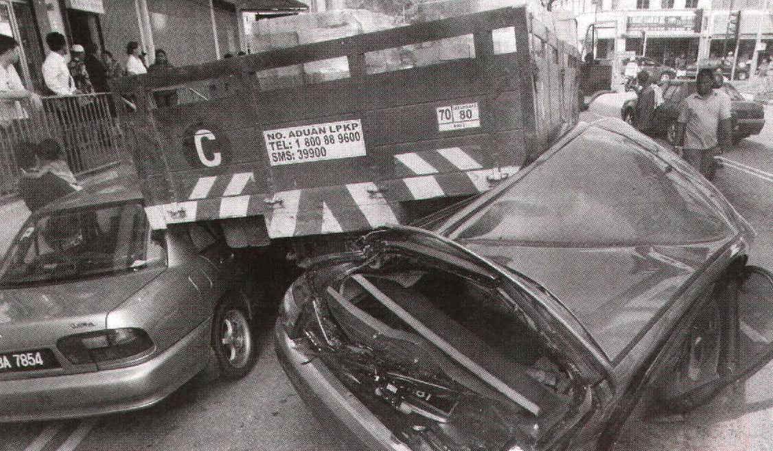 [lorry+crash+pic.JPG]