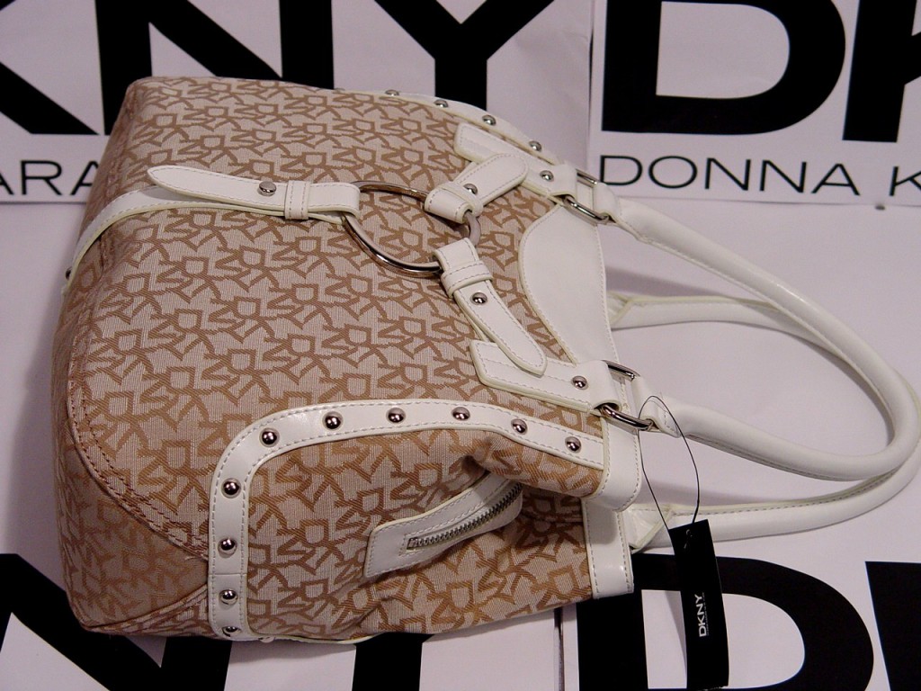 http://3.bp.blogspot.com/_zUnfpU-0A-g/TCMghdnwc4I/AAAAAAAACjo/frsXq9Ind4k/s1600/DKNY+Signature+Black+Satchel+Handbag+Tote+Bag+Ivory+stand.jpg