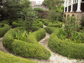 Antique ART Garden: Glimpse of Gardens in downtown Historic Charleston, SC