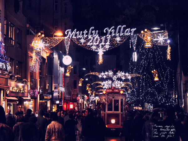 Istiklal caddesi panoramastreetline wünschen sie mümeyyiz büyük: Family Girl'den yılbaşı dilekleri :)