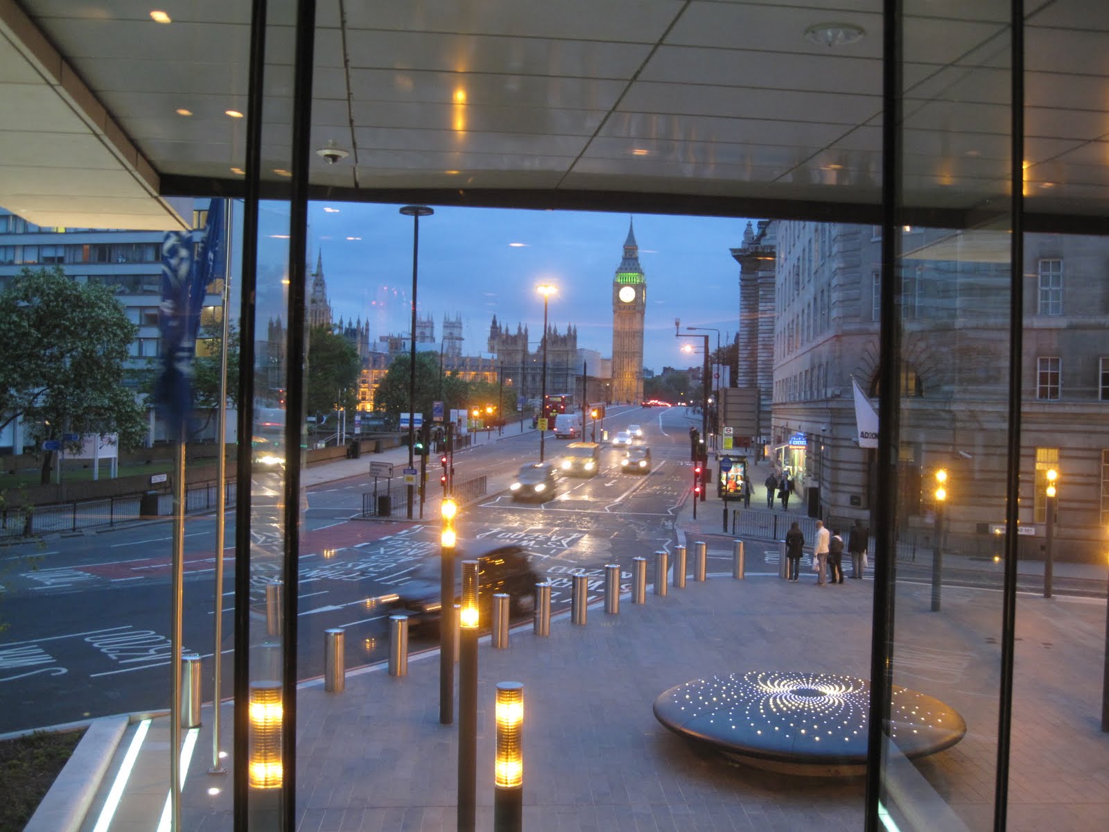 DOS HERMANOS GO EVERYWHERE, EAT EVERYTHING BRASSERIE JOEL QUELLE