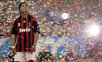 [Ronaldinho,+Milanello.jpg]