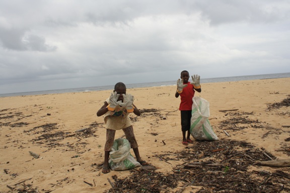 [1st+RP+beach+cleanup+-+we+have+gloves!.jpg]