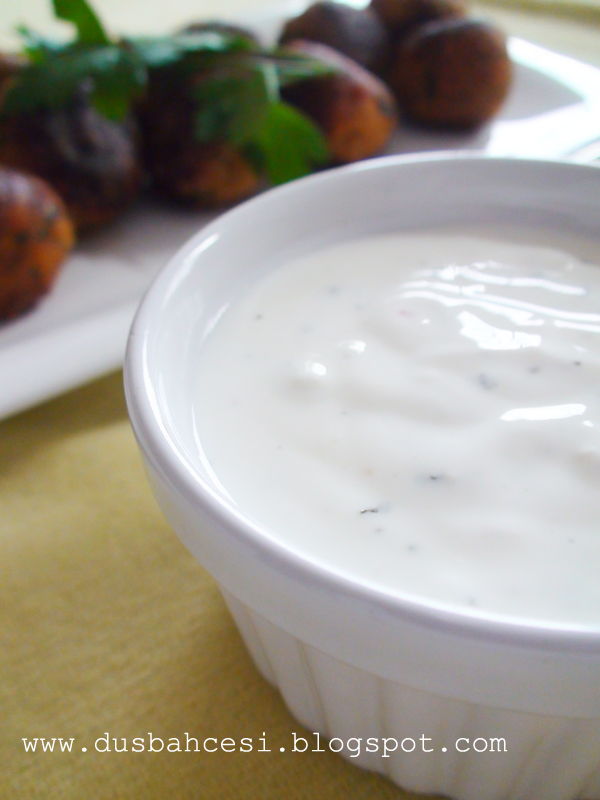Borulce koftesi & Sarimsakli Yogurt Sosu