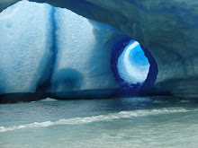 Distintas tonalidades de azul de un bloque de hielo