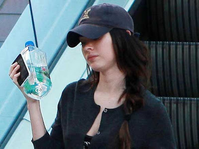 Megan Fox Préfére liPhone au Devour (images) megane fox iphone 3 Megan Fox Préfére liPhone au Devour (images)