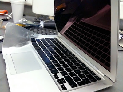 MacBook Air Ecrasé par un Bus : Il Marche (images) applemacbookair 3 MacBook Air Ecrasé par un Bus : Il Marche (images)
