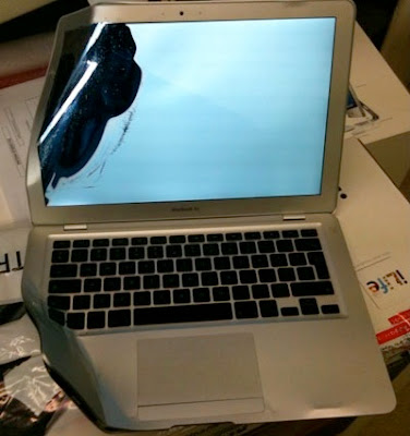 MacBook Air Ecrasé par un Bus : Il Marche (images) macbookair vs bus 11 26 09 MacBook Air Ecrasé par un Bus : Il Marche (images)