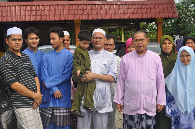 DI DEPAN RUMAH MAK LONG- RAYA 2009